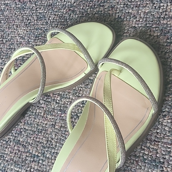 Almost new Vionic size 9 sandal - Picture 2 of 9